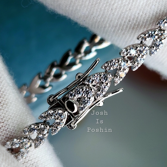 5CTW V-Link diamond tennis bracelet in 925 sterling silver - Picture 2 of 12